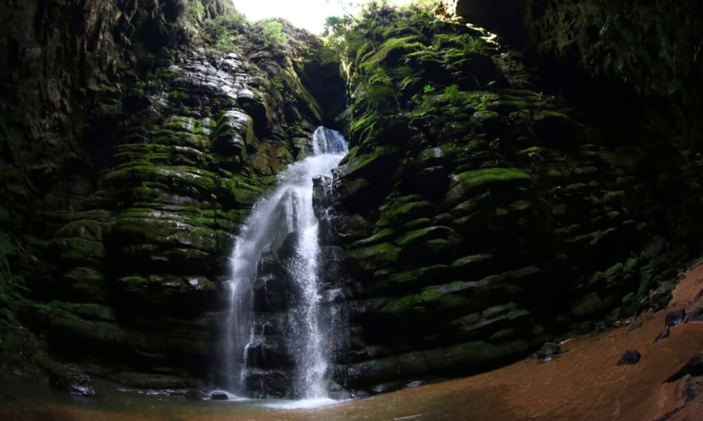 Vista da cachoeira no Buraco do Padre. Foto: Prefeitura Municipal de Ponta Grossa.