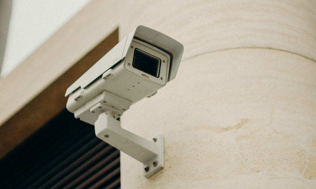 Segurança completa com circuito de câmeras de vigilância é um diferencial do condomínio fechado.
