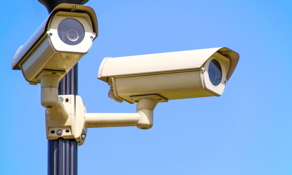 Câmeras de vigilância são um dos equipamentos mais usados em loteamentos com segurança.