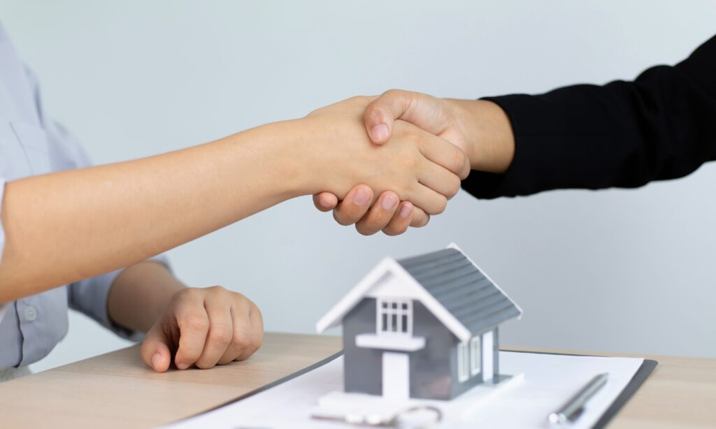 Corretor de imóveis é o profissional capacitado para compra e venda de terrenos.