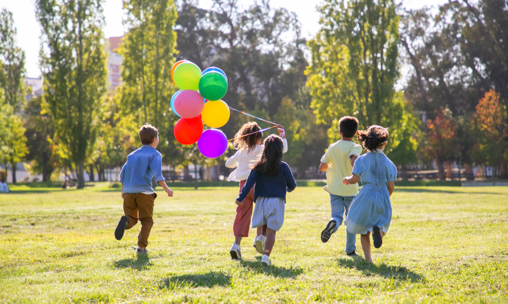 Brincar na rua contribui para o desenvolvimento social e cognitivo das crianças.