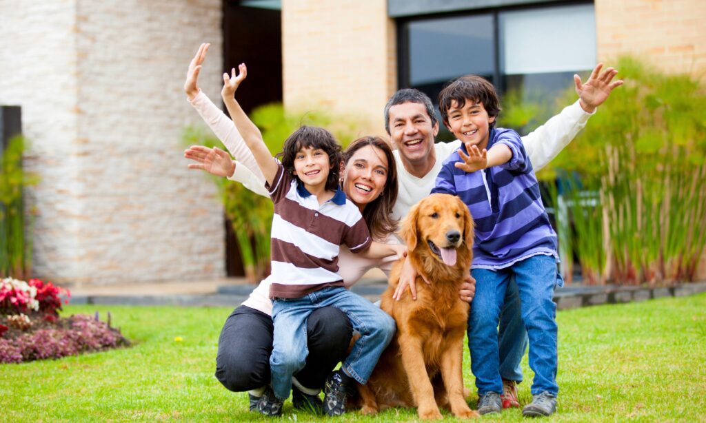 Família feliz no jardim de casa.