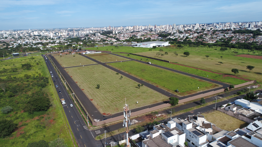 Vista aérea do andamento da obra do Loteamento Fechado Vila Real Exclusive, localizado em Uberlândia (MG).