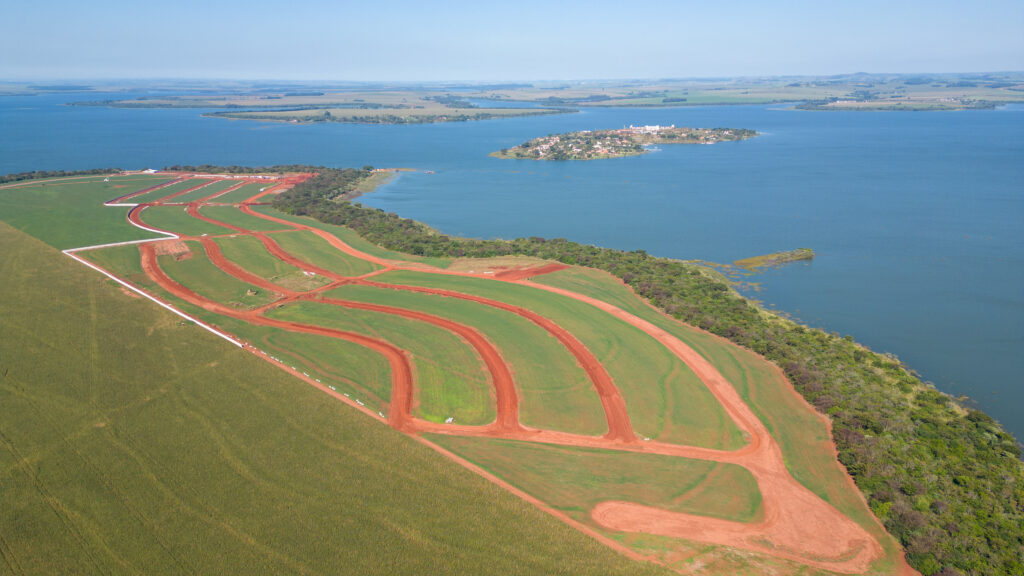 Vista aérea do andamento da obra do Loteamento Fechado Reserva da Ilha, em Sertaneja (PR).