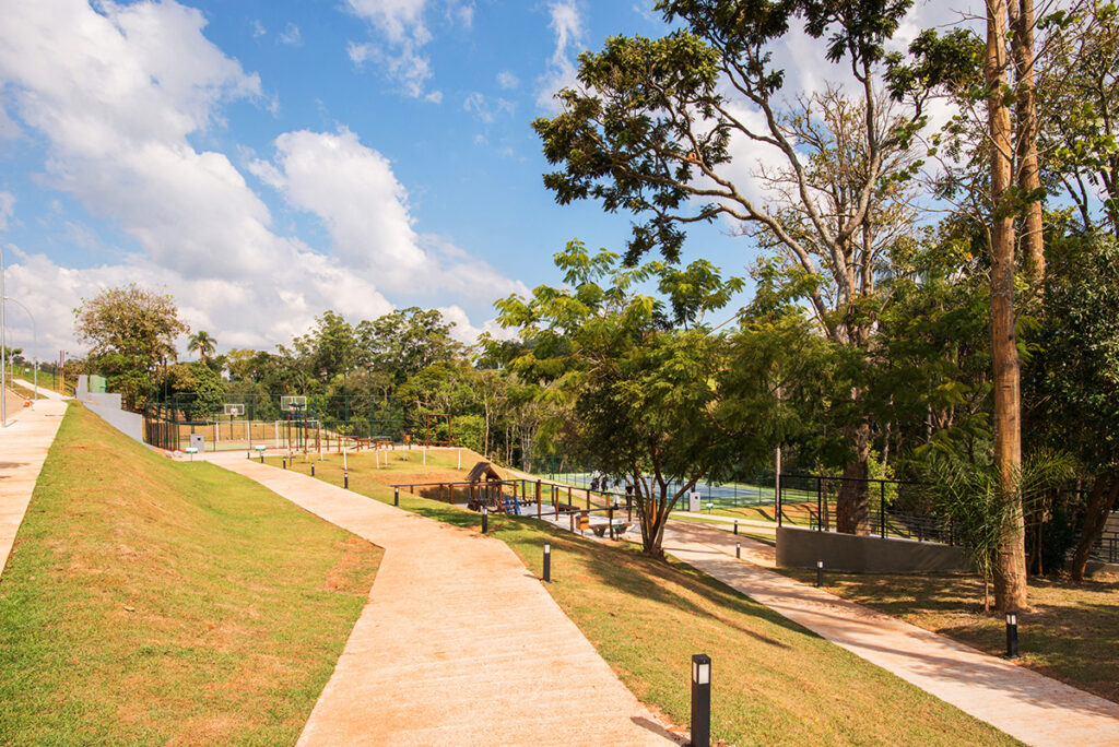 Itens da área de lazer do Arts Itatiba em meio a natureza.
