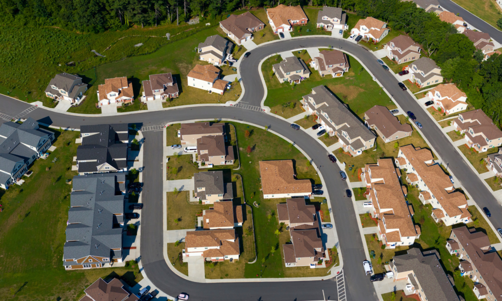 Como a infraestrutura pública contribui para a valorização de lotes?