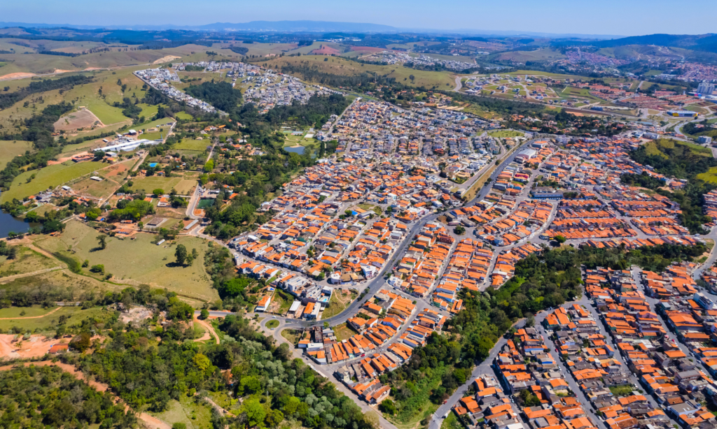 O investimento em infraestrutura pública contribui para o crescimento urbano.