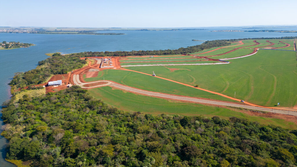 Vista aérea da obra do Loteamento Fechado Reserva da Ilha, em Sertaneja (PR).