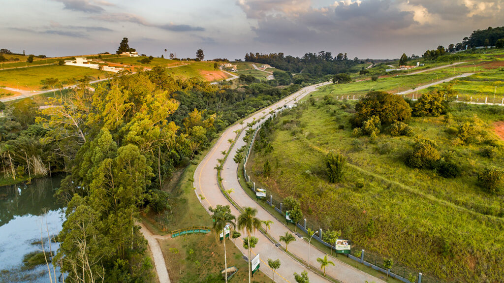 Vista aérea do loteamento fechado Arts Itatiba, da GSP Loteamentos.