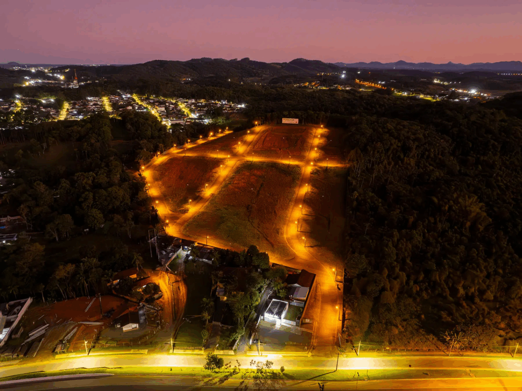 A iluminação pública é um elemento fundamental da infraestrutura de um loteamento.